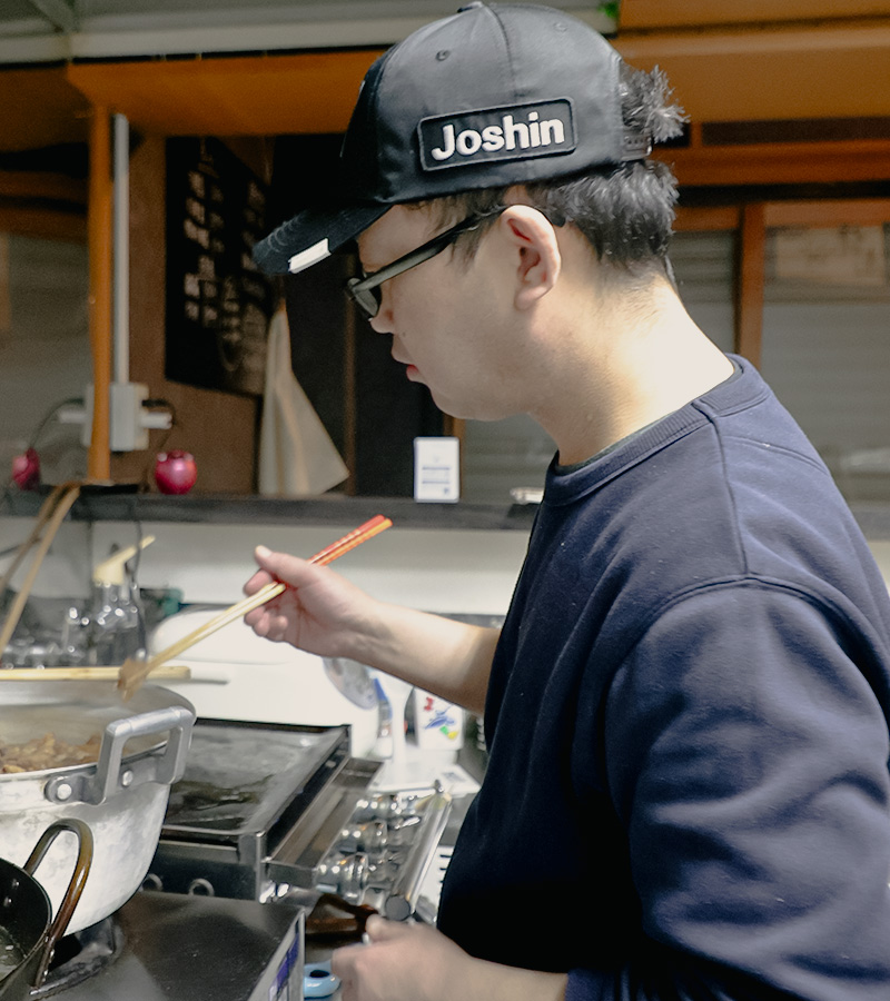 調理をする代表の横顔